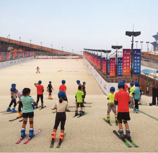 公益滑雪季恰逢酷热 17滑四季滑雪场水雾送凉 公益滑雪季恰逢酷热 17滑四季滑雪场水雾送凉