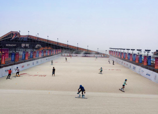 公益滑雪季恰逢酷热 17滑四季滑雪场水雾送凉 公益滑雪季恰逢酷热 17滑四季滑雪场水雾送凉